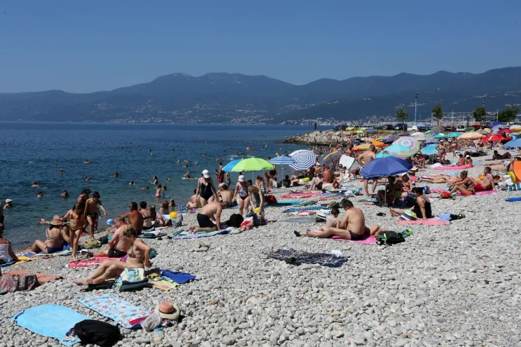 DAN DRŽAVNOSTI NA PLAŽI KANTRIDA: Mnogobrojni Riječani potražili osvježenje u moru