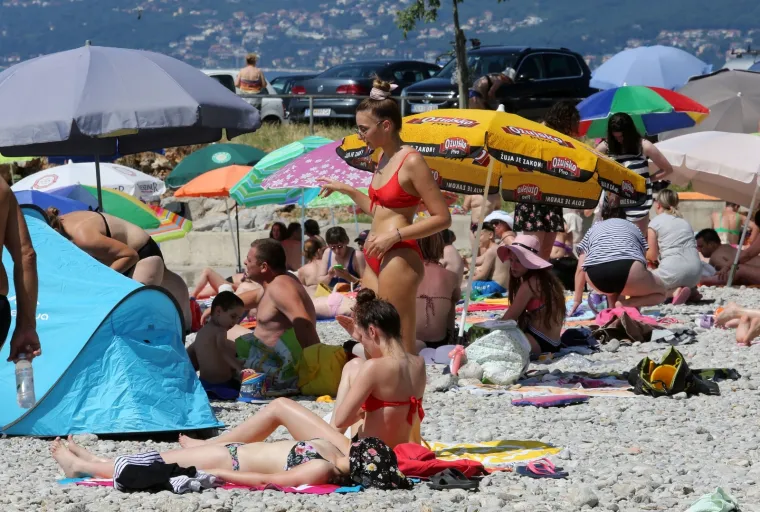 DAN DRŽAVNOSTI NA PLAŽI KANTRIDA: Mnogobrojni Riječani potražili osvježenje u moru