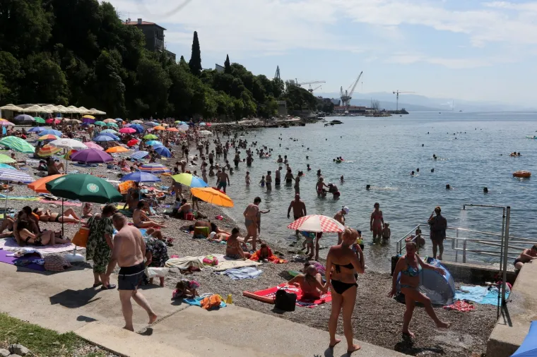 DAN DRŽAVNOSTI NA PLAŽI KANTRIDA: Mnogobrojni Riječani potražili osvježenje u moru