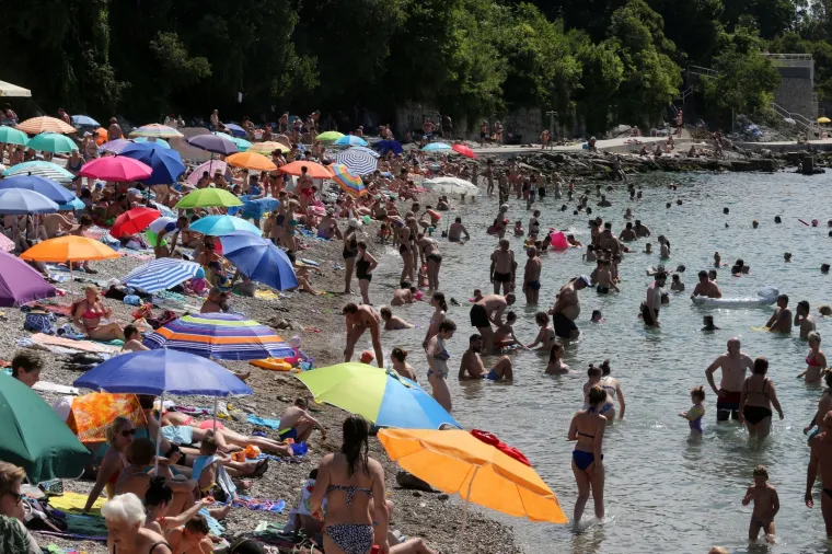DAN DRŽAVNOSTI NA PLAŽI KANTRIDA: Mnogobrojni Riječani potražili osvježenje u moru