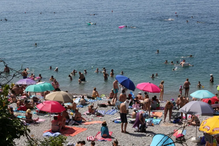 DAN DRŽAVNOSTI NA PLAŽI KANTRIDA: Mnogobrojni Riječani potražili osvježenje u moru