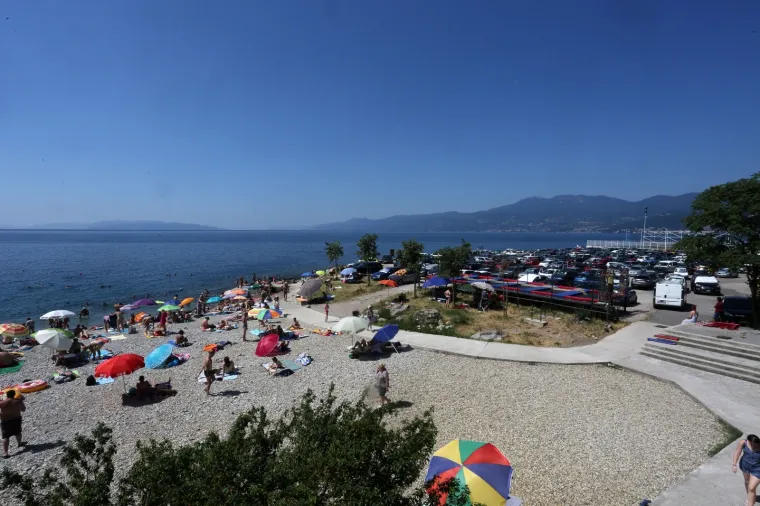 DAN DRŽAVNOSTI NA PLAŽI KANTRIDA: Mnogobrojni Riječani potražili osvježenje u moru