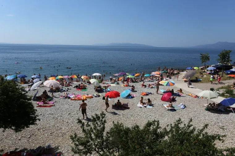 DAN DRŽAVNOSTI NA PLAŽI KANTRIDA: Mnogobrojni Riječani potražili osvježenje u moru
