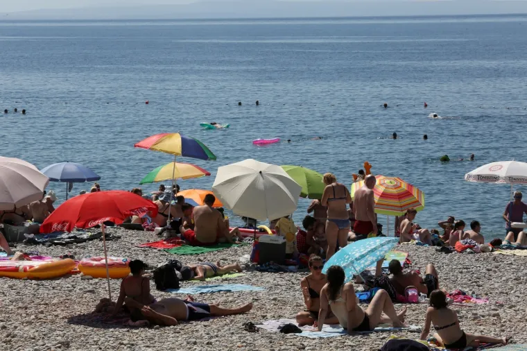 DAN DRŽAVNOSTI NA PLAŽI KANTRIDA: Mnogobrojni Riječani potražili osvježenje u moru