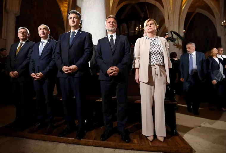 U zagrebačkoj crkvi svetog Marka održana je sveta misa za Domovinu povodom Dana državnosti. Na misi su, uz brojne građane, bili predsjednici države Kolinda Grabar-Kitarović, Hrvatskog sabora Gordan Jandroković i Vlade Andrej Plenković, te prpadnici hrvatske vojske i policije, predstavnici sudbene vlasti, znanstvenih i kulturnih institucija.