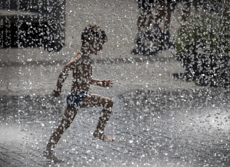 Temperature idu preko 40 Celzija: Pogledajte kako se Europljani nose s paklenim vrućinama