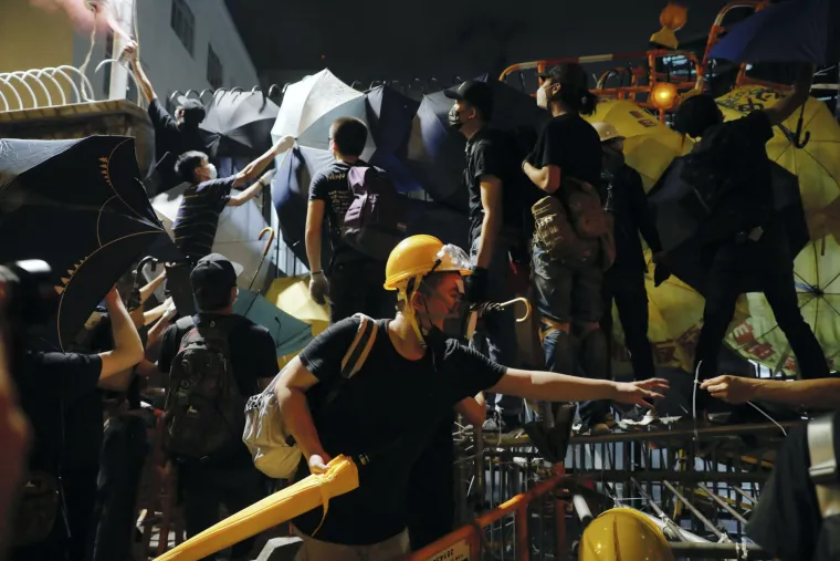 Prosvjednici u Hong Kongu ne odustaju od svojih zahtjeva! Ponovno su okupirali zgrade ministarstva i traže opoziv spornog zakona o izručivanju.