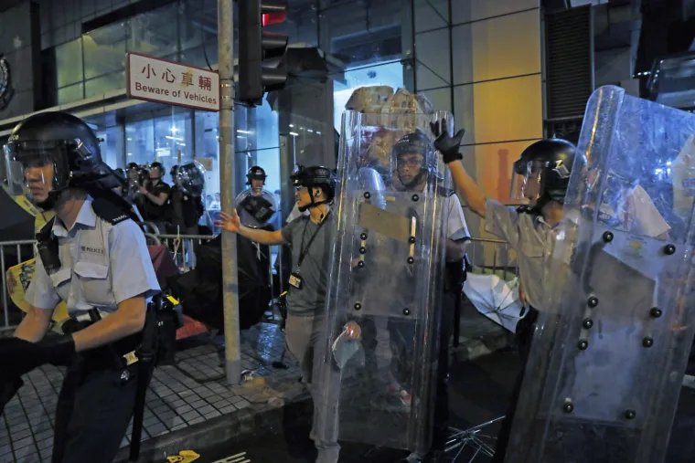 Prosvjednici u Hong Kongu ne odustaju od svojih zahtjeva! Ponovno su okupirali zgrade ministarstva i traže opoziv spornog zakona o izručivanju.