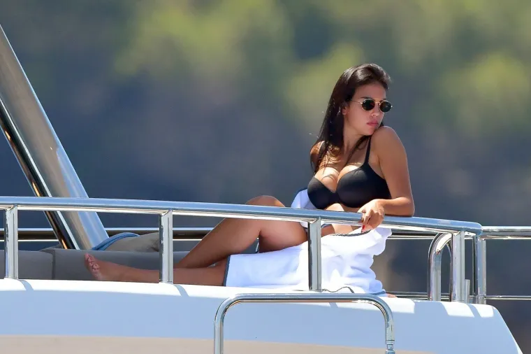 Uvijek prisutni paparazzi uhvatili su Ronalda i Georginu kako se provode na francuskoj rivijeri.