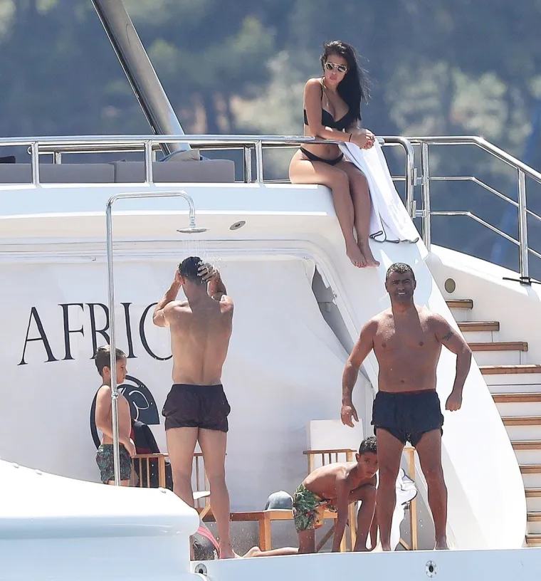 VRUĆA GEORGINA I RONALDO UHVAĆENI U RASKO&Scaron;NOM ODMORU: Ba&scaron; im je dobro, u to nema sumnje