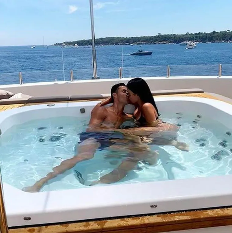 VRUĆA GEORGINA I RONALDO UHVAĆENI U RASKO&Scaron;NOM ODMORU: Ba&scaron; im je dobro, u to nema sumnje