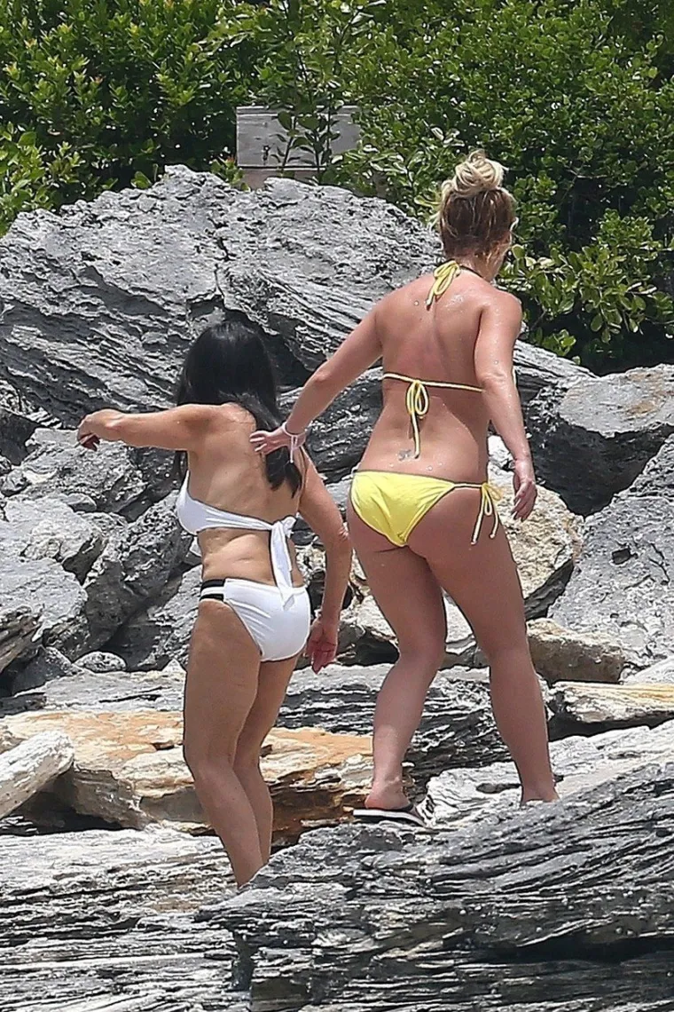 POP DIVA NA ODMORU U TOPLIJIM KRAJEVIMA: Britney Spears pokazala liniju u badiću