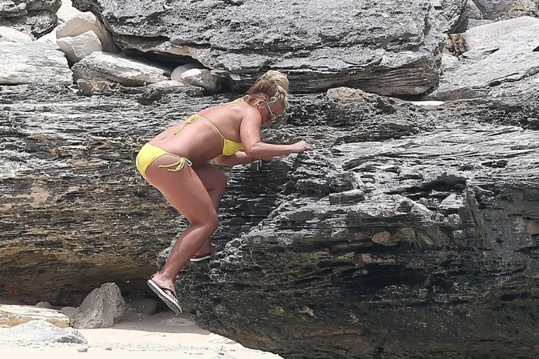 POP DIVA NA ODMORU U TOPLIJIM KRAJEVIMA: Britney Spears pokazala liniju u badiću