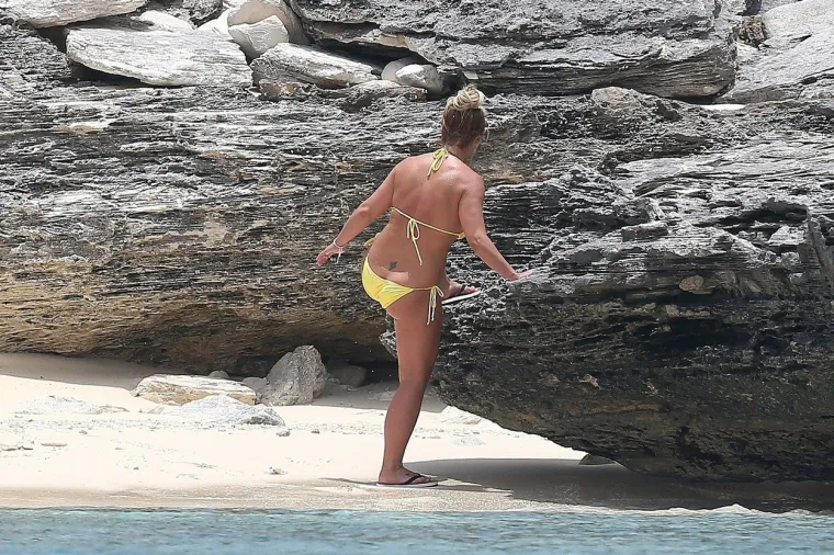 POP DIVA NA ODMORU U TOPLIJIM KRAJEVIMA: Britney Spears pokazala liniju u badiću