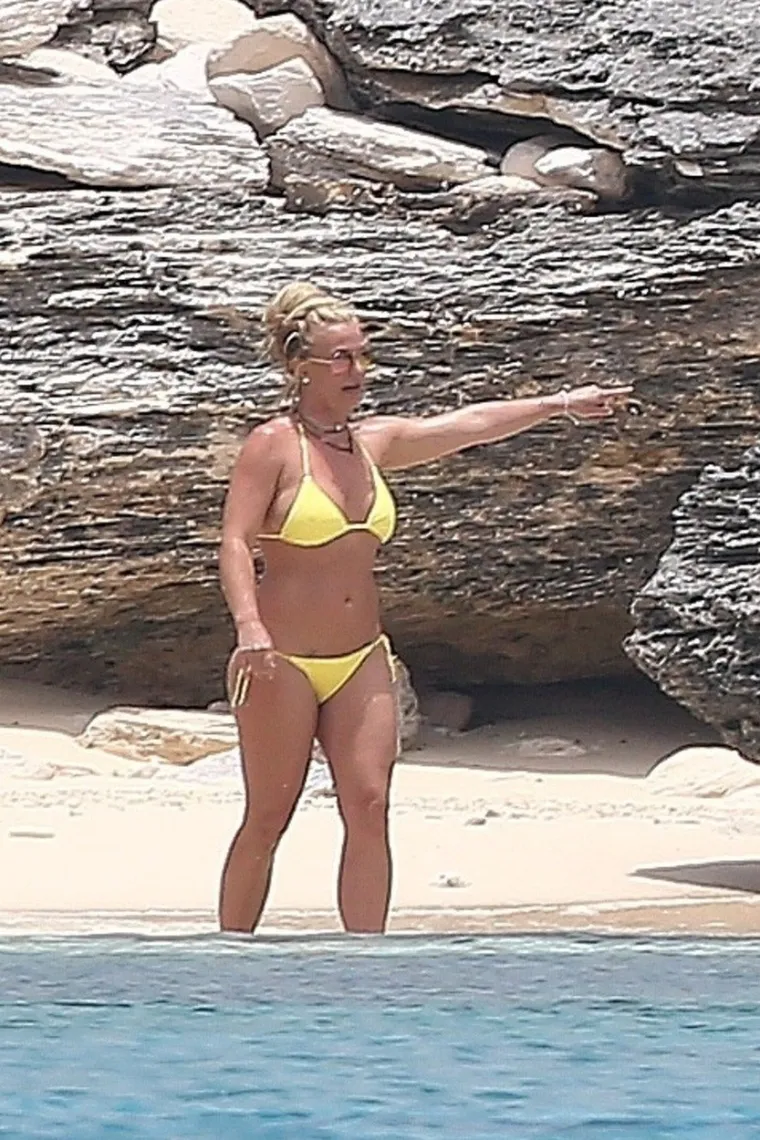 POP DIVA NA ODMORU U TOPLIJIM KRAJEVIMA: Britney Spears pokazala liniju u badiću