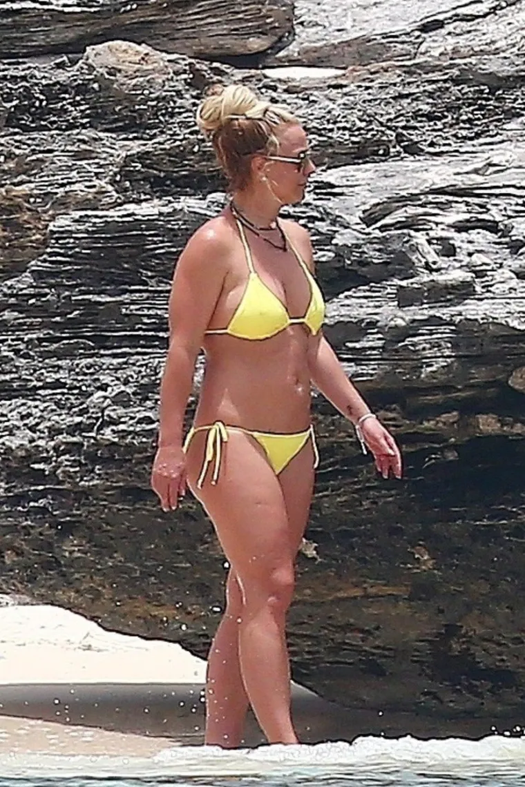 POP DIVA NA ODMORU U TOPLIJIM KRAJEVIMA: Britney Spears pokazala liniju u badiću