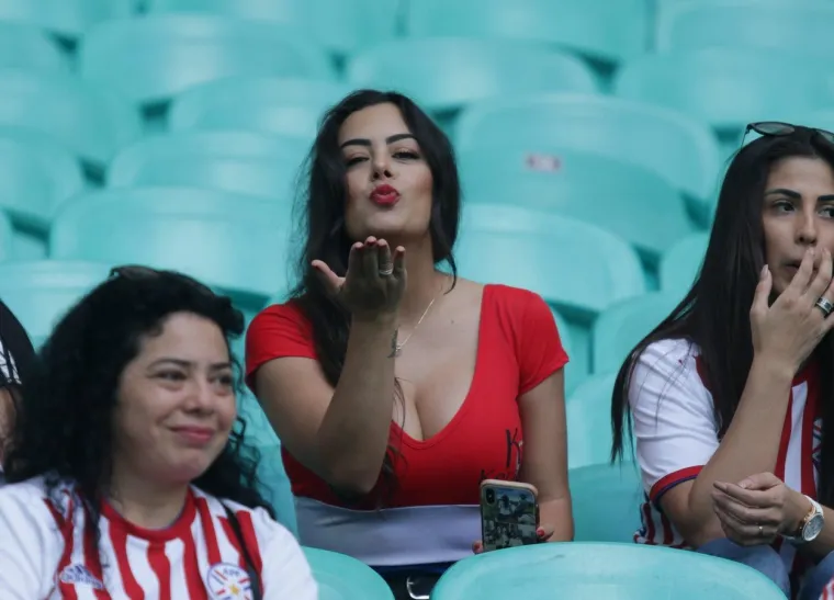 Larisa Riquelme bila je prisutna na tribinama “Estádija Beira-Rija” i plijenila pažnju. Iako glumica i model, Larissa je svjetsku slavu stekla tek na Svjetskom prvenstvu 2010. kada je plijenila pažnju svojim grudima u bojama Paragvaja. Neko vrijeme nije je bilo u medijima, no na Copa Americi to se promijenilo.