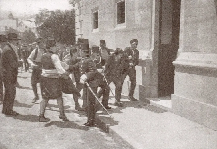 Beč i Beograd su usprkos austrougarskom širenju na istok, u bliskim odnosima, štoviše, Beč pomaže Srbiji u ratu protiv Bugarske 1885. godine.  Ipak, u srpskim krugovima vlada prilično nezadovoljstvo obzirom da na području BiH, ali i ostatku Austro-Ugarske, živi mnogo Srba.  Uhićenja i metež nakon prvog neuspjelog atentata bombom.  Credit line: Profimedia, Alamy