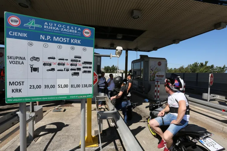 Zanimljiva akcija bajkera: Pogledajte kako su zagu&scaron;ili promet na Krčkom mostu