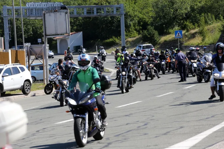 Zanimljiva akcija bajkera: Pogledajte kako su zagu&scaron;ili promet na Krčkom mostu