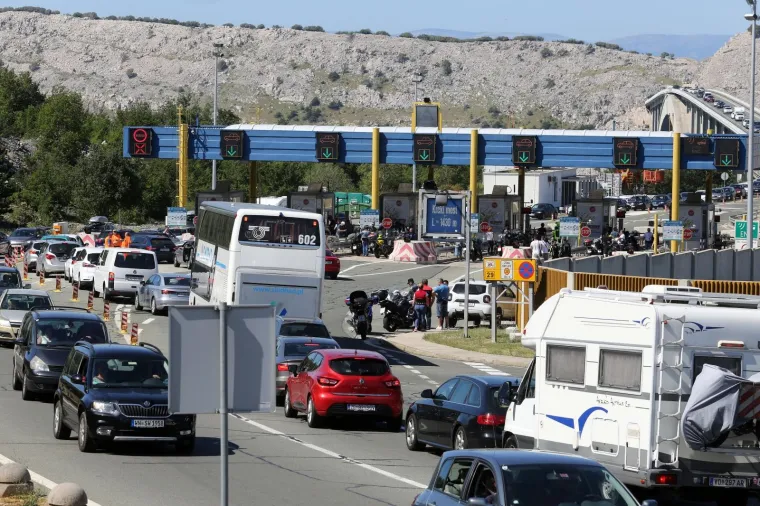 Zanimljiva akcija bajkera: Pogledajte kako su zagu&scaron;ili promet na Krčkom mostu