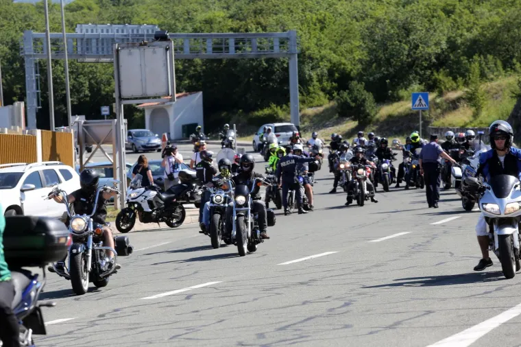 Zanimljiva akcija bajkera: Pogledajte kako su zagu&scaron;ili promet na Krčkom mostu