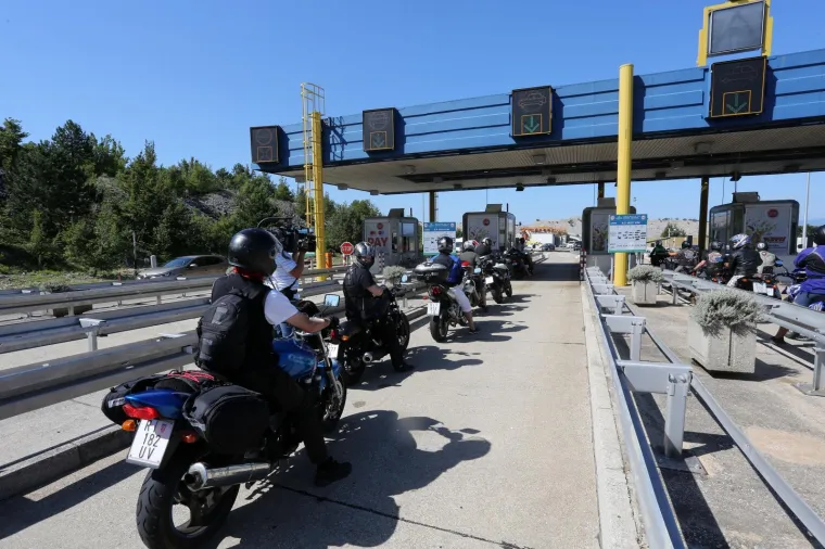Zanimljiva akcija bajkera: Pogledajte kako su zagu&scaron;ili promet na Krčkom mostu