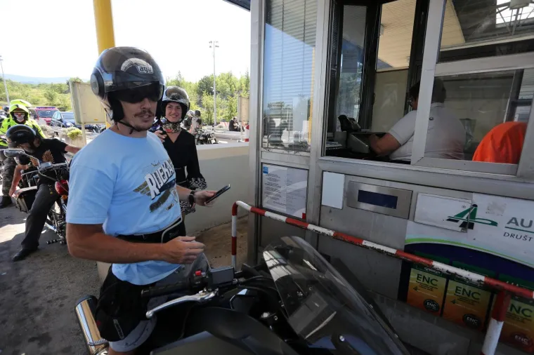 Zanimljiva akcija bajkera: Pogledajte kako su zagu&scaron;ili promet na Krčkom mostu