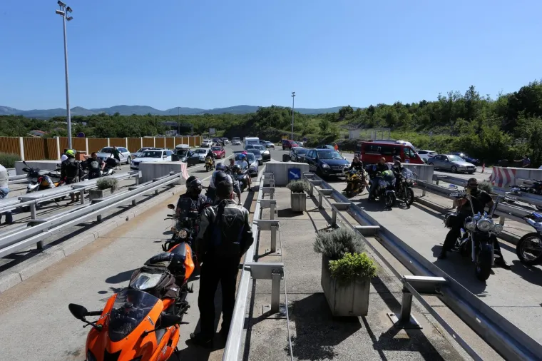 Zanimljiva akcija bajkera: Pogledajte kako su zagu&scaron;ili promet na Krčkom mostu