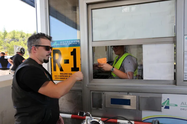 Zanimljiva akcija bajkera: Pogledajte kako su zagu&scaron;ili promet na Krčkom mostu