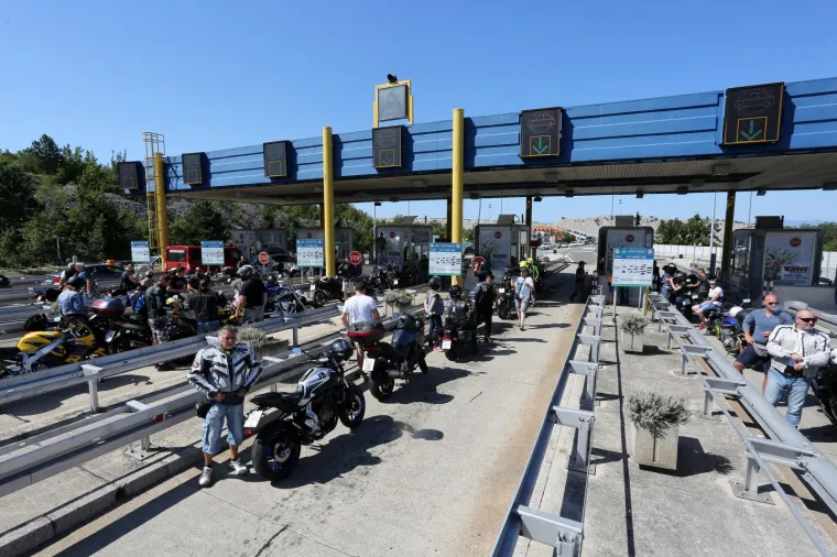 Zanimljiva akcija bajkera: Pogledajte kako su zagu&scaron;ili promet na Krčkom mostu