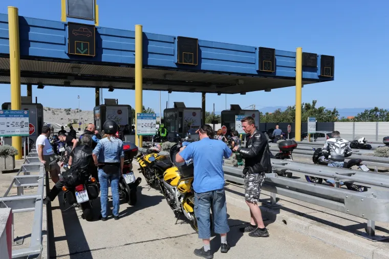 Zanimljiva akcija bajkera: Pogledajte kako su zagu&scaron;ili promet na Krčkom mostu