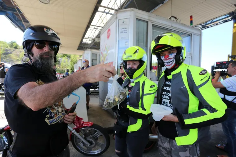 Zanimljiva akcija bajkera: Pogledajte kako su zagu&scaron;ili promet na Krčkom mostu