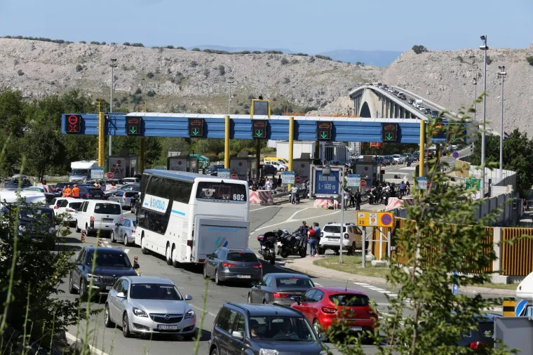 Zanimljiva akcija bajkera: Pogledajte kako su zagu&scaron;ili promet na Krčkom mostu