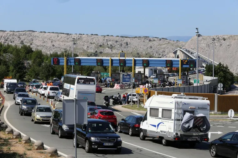Zanimljiva akcija bajkera: Pogledajte kako su zagu&scaron;ili promet na Krčkom mostu