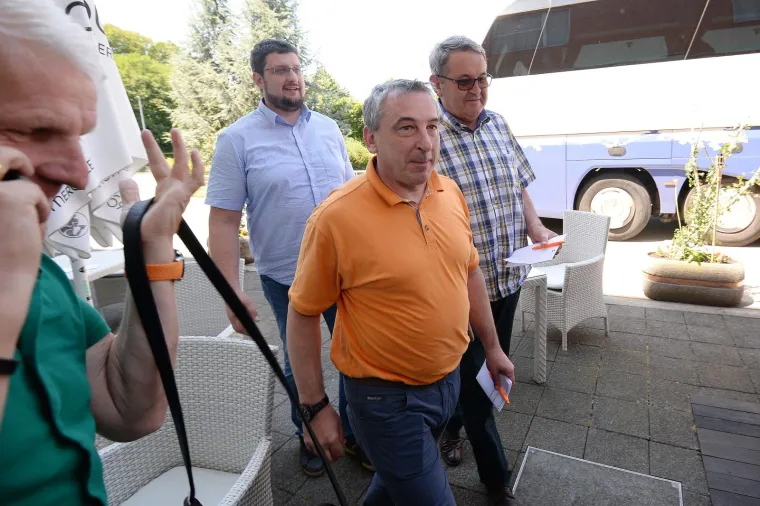 HNS-ovci odmaraju nakon sastanka predsjedništva stranke u Sv. Martinu na Muri
