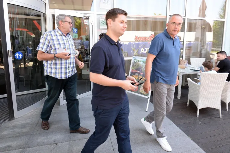 HNS-ovci odmaraju nakon sastanka predsjedništva stranke u Sv. Martinu na Muri