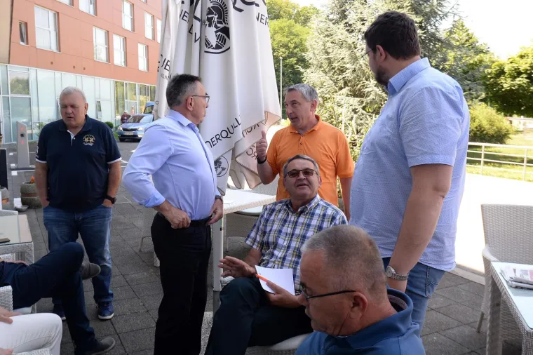 HNS-ovci odmaraju nakon sastanka predsjedništva stranke u Sv. Martinu na Muri