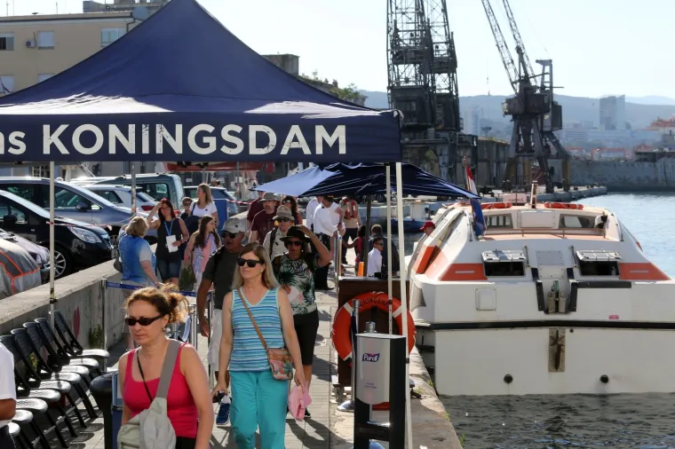 Kruzer Koningsdam stigao u Rijeku! 300 metarska grdosija prevozi 2650 putnika o kojima se brine tisuću članova posade