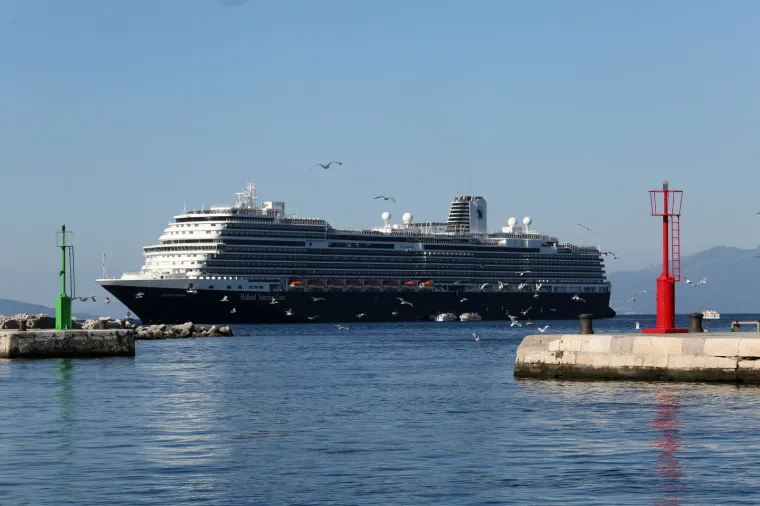 Kruzer Koningsdam stigao u Rijeku! 300 metarska grdosija prevozi 2650 putnika o kojima se brine tisuću članova posade