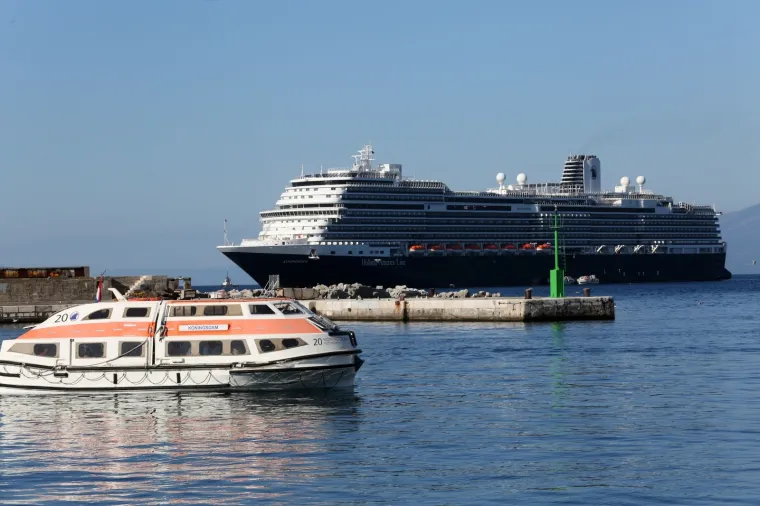 Kruzer Koningsdam stigao u Rijeku! 300 metarska grdosija prevozi 2650 putnika o kojima se brine tisuću članova posade