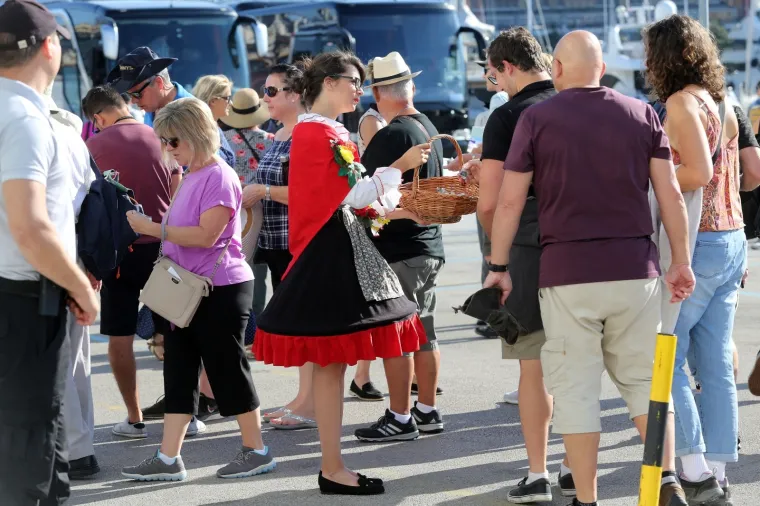 Kruzer Koningsdam stigao u Rijeku! 300 metarska grdosija prevozi 2650 putnika o kojima se brine tisuću članova posade