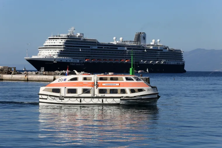 Kruzer Koningsdam stigao u Rijeku! 300 metarska grdosija prevozi 2650 putnika o kojima se brine tisuću članova posade