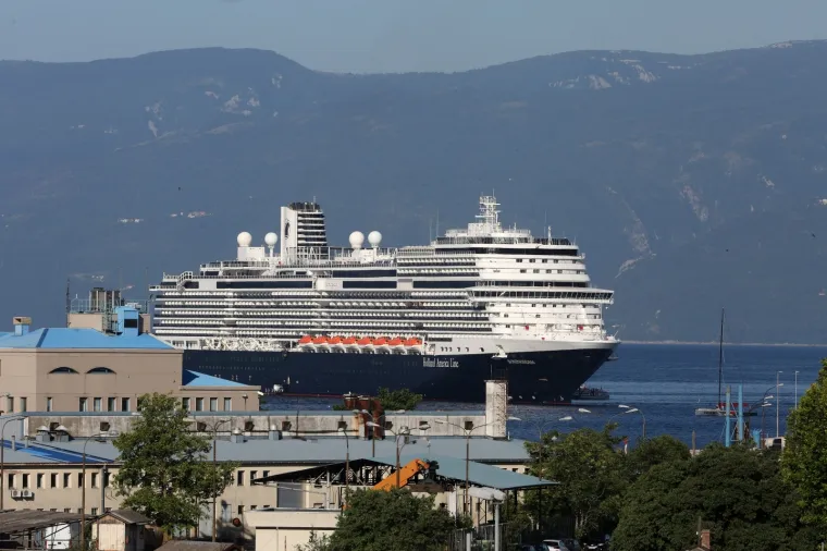 Kruzer Koningsdam stigao u Rijeku! 300 metarska grdosija prevozi 2650 putnika o kojima se brine tisuću članova posade