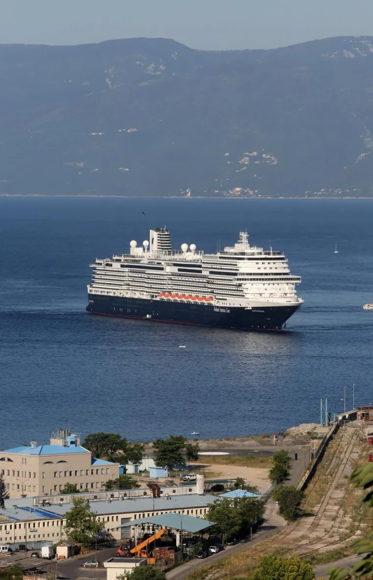 Kruzer Koningsdam stigao u Rijeku! 300 metarska grdosija prevozi 2650 putnika o kojima se brine tisuću članova posade