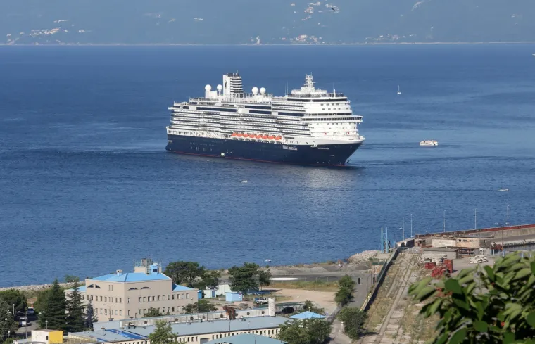 Kruzer Koningsdam stigao u Rijeku! 300 metarska grdosija prevozi 2650 putnika o kojima se brine tisuću članova posade