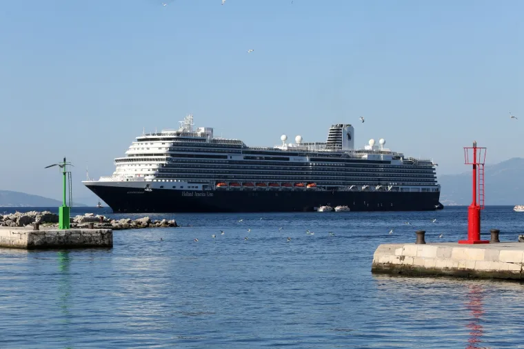 Kruzer Koningsdam stigao u Rijeku! 300 metarska grdosija prevozi 2650 putnika o kojima se brine tisuću članova posade