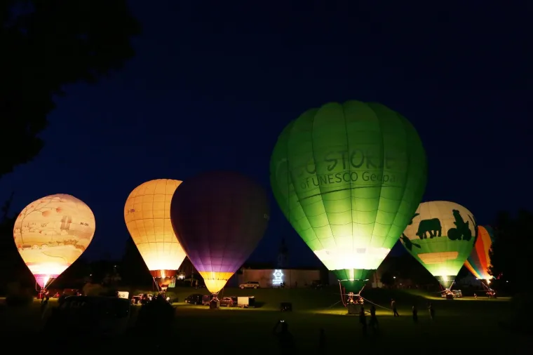 Prekrasan prizor: Pripreme za noćni let balonima u Karlovcu