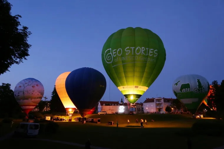 Prekrasan prizor: Pripreme za noćni let balonima u Karlovcu