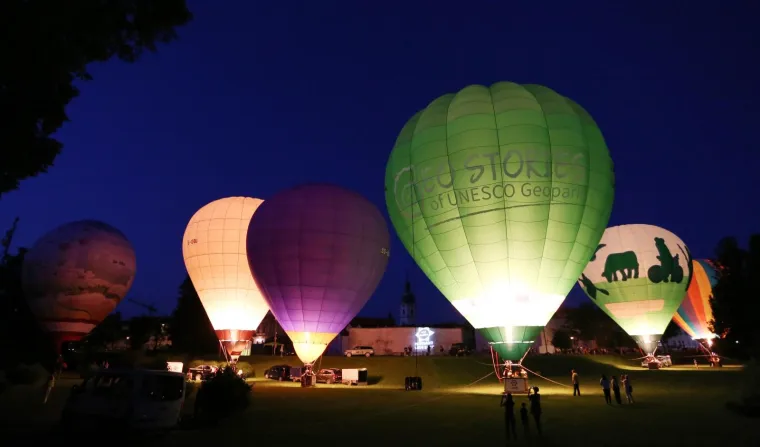Prekrasan prizor: Pripreme za noćni let balonima u Karlovcu